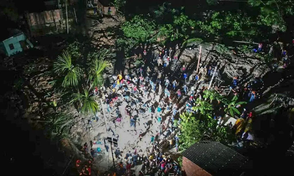 Deslizamento de terra deixa oito mortos em Manaus; quatro vitímas são crianças