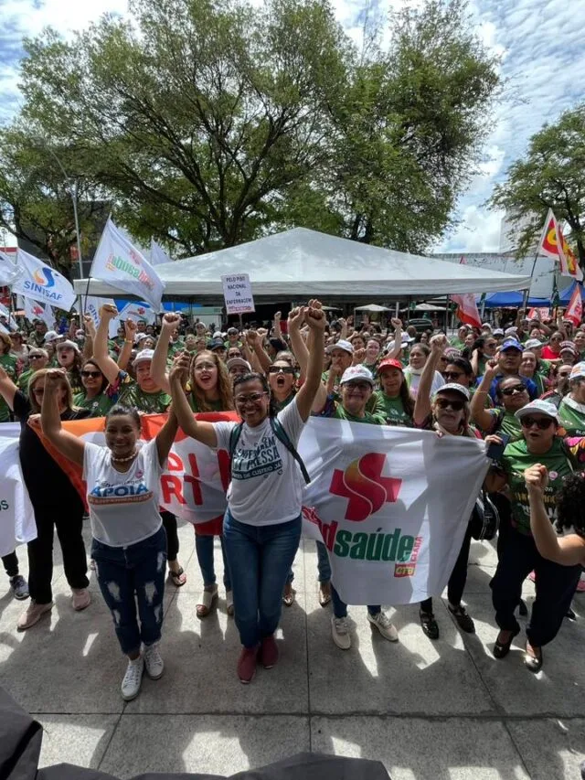 Enfermeiros, técnicos e auxiliares realizam atividades na Praça José de Alencar