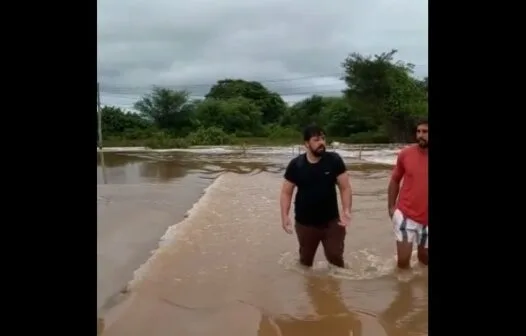 Homem é resgatado em barragem após carro ser arrastado pela correnteza na região do Cariri