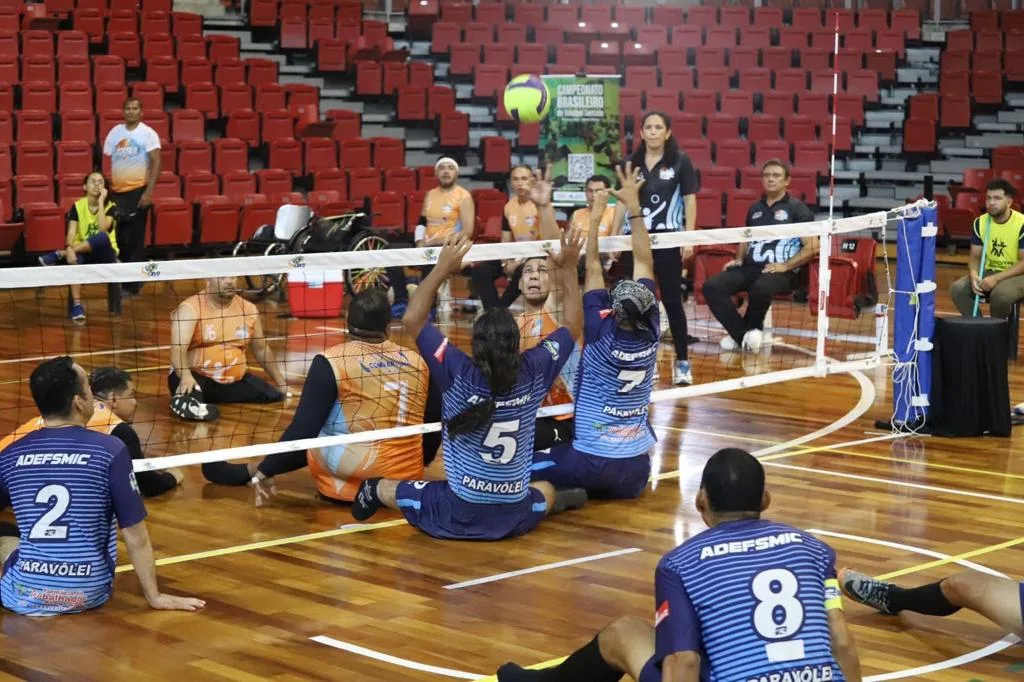 Rede Cuca Vôlei disputa amistoso com equipe de vôlei sentado da Adesul