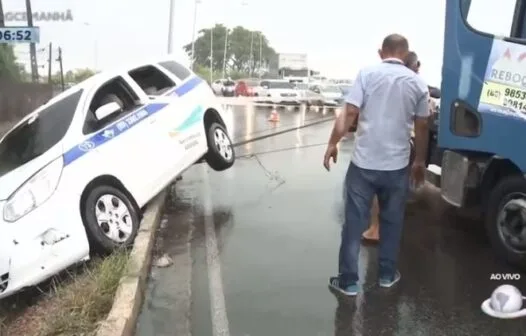 Chuva em Fortaleza: Taxista perde o controle e derrapa na pista da Avenida Alberto Craveiro