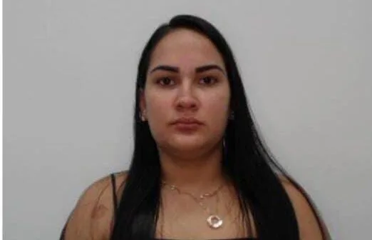 Mulher é morta a facadas em apartamento; vídeo mostra assassino fugindo