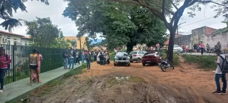 Pais retiram alunos de escola após faca ser encontra no lixo