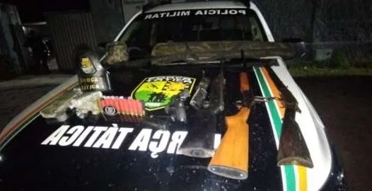 Armas, munições e drogas são apreendidas durante operção policial em Aquiraz