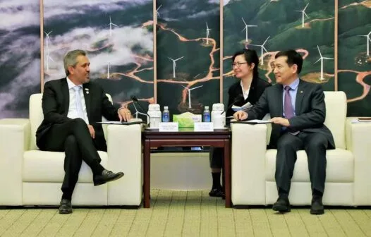 Elmano de Freitas assina três acordos na China para impulsionar área de energias renováveis no estado
