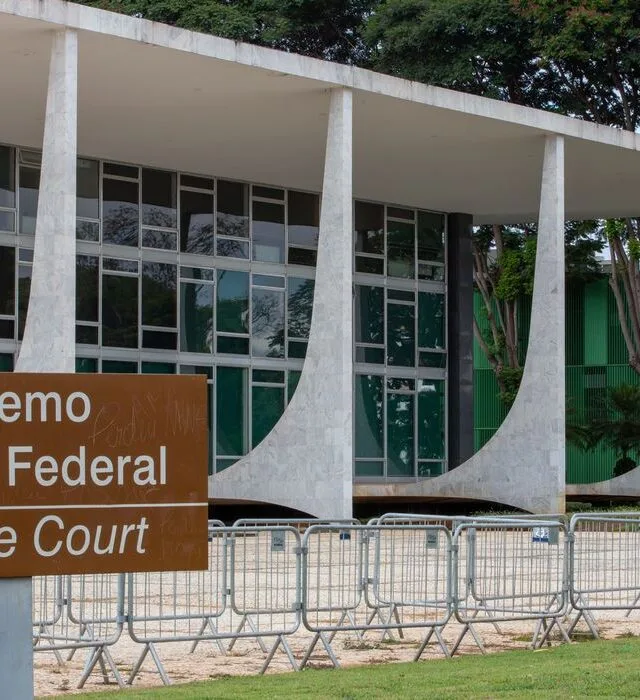 Moraes pede vista e suspende análise de contribuição assistencial