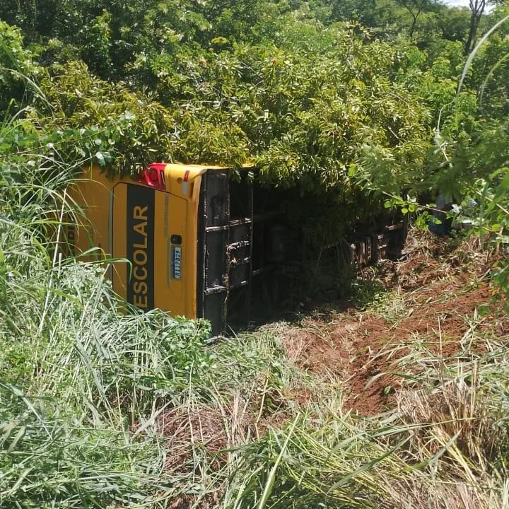 Ônibus escolar capota na pista após colisão com moto no Ceará; motociclista morreu