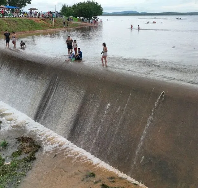 População de Forquilha, no Ceará, se diverte em açude após sangramento