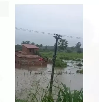 Vídeos mostram construções inundadas após forte chuva em São Gonçalo do Amarante, no Ceará