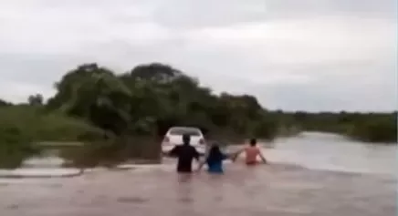 Motorista arrisca fazer travessia em via inundada e carro é levado pela água em Umirim