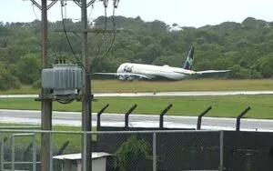 Avião ultrapassa limite de pista e vai parar em área de matagal durante pouso em Salvador