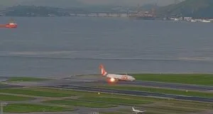 Video: Turbina de avião pega fogo em decolagem no Santos Dumont
