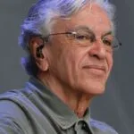 Caetano Veloso vai processar Carlos Bolsonaro por uso indevido de música; entenda o caso