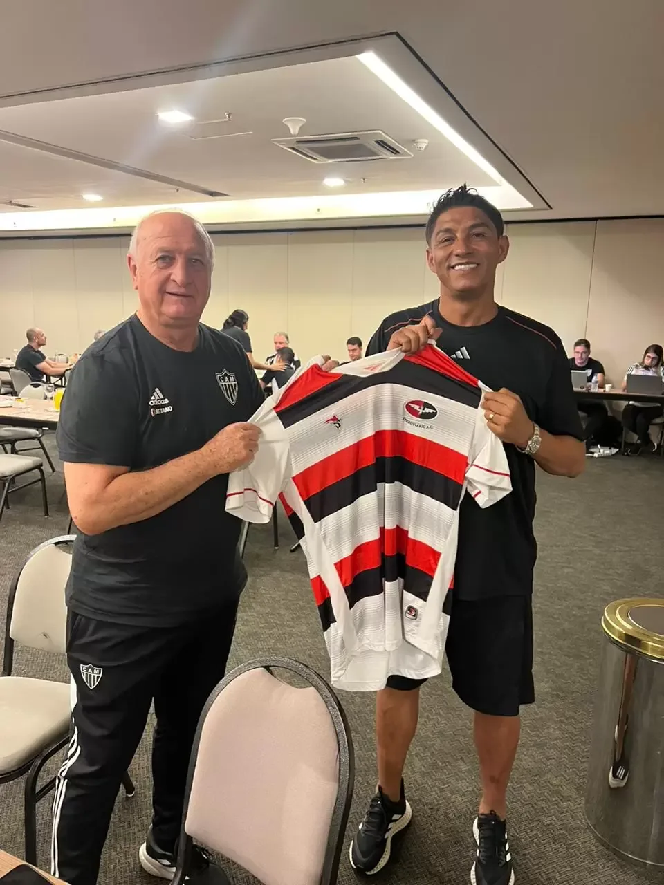 Felipão e Hulk, recebem camisa do Ferroviário em comemoração aos 90 anos do clube