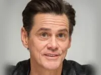 Jim Carrey reduz preço de mansão que tenta vender há mais de um ano