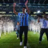 Torcida do Grêmio lota aeroporto para se despedir de Luis Suárez