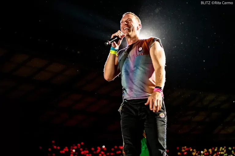 Coldplay expõe traição de CEO durante ‘câmera do beijo’ em show