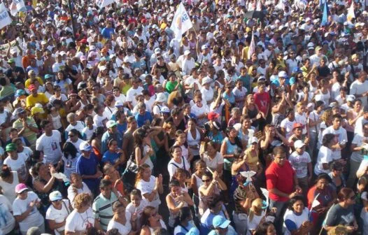 Caminhada com Maria reúne milhares de fiéis em percurso de 12km pela Capital
