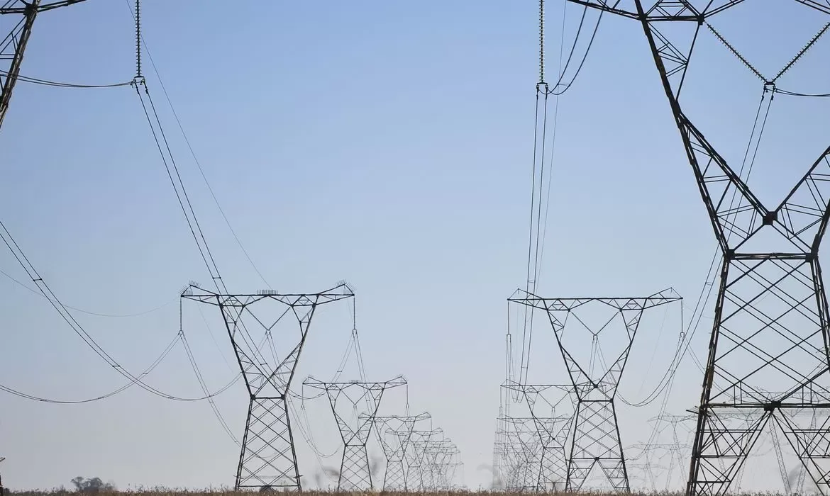 Após 6 horas, energia é restabelecida em todas as regiões do país, diz ministro