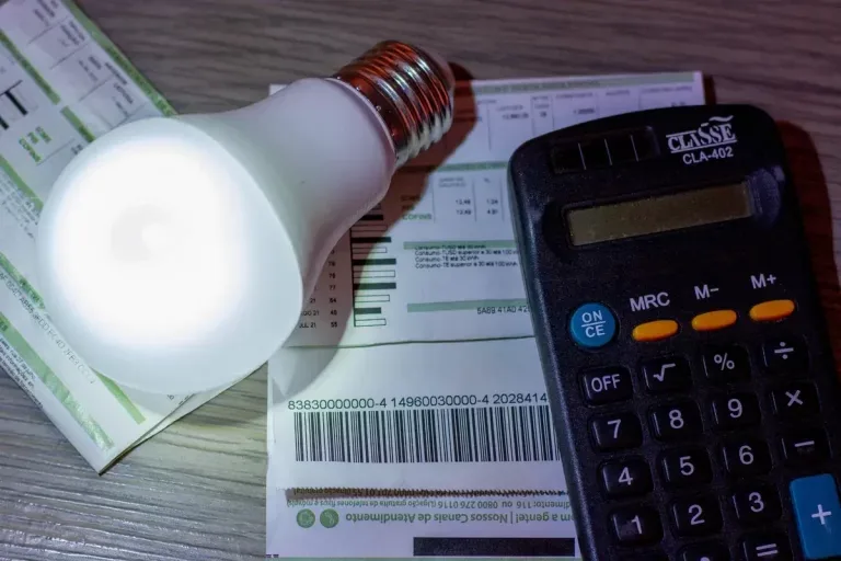 Conta de luz de 2,6 milhões de domicílios brasileiros deve subir; entenda o motivo