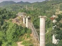 Desabamento de ponte em construção resulta em 26 mortes na Índia