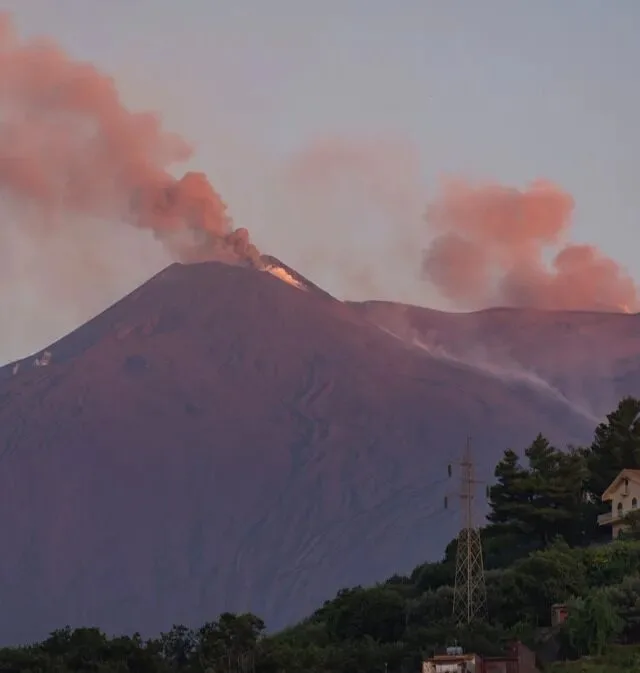 Itália aumenta nível de alerta do vulcão Stromboli para vermelho após nova erupção