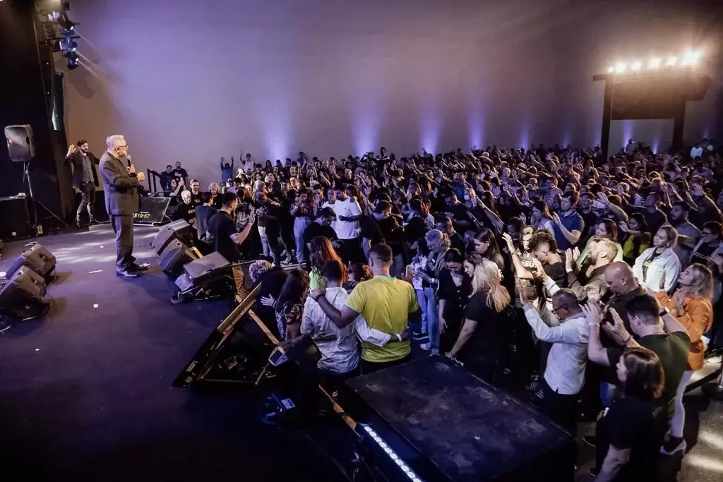 Louvores e testemunhos de fé encerram o congresso O Fascinante Jesus
