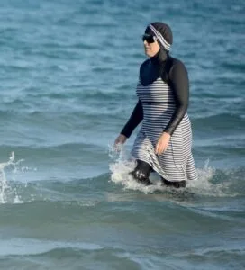 Prefeita italiana causa polêmica ao propor proibição de burkini em praia europeia