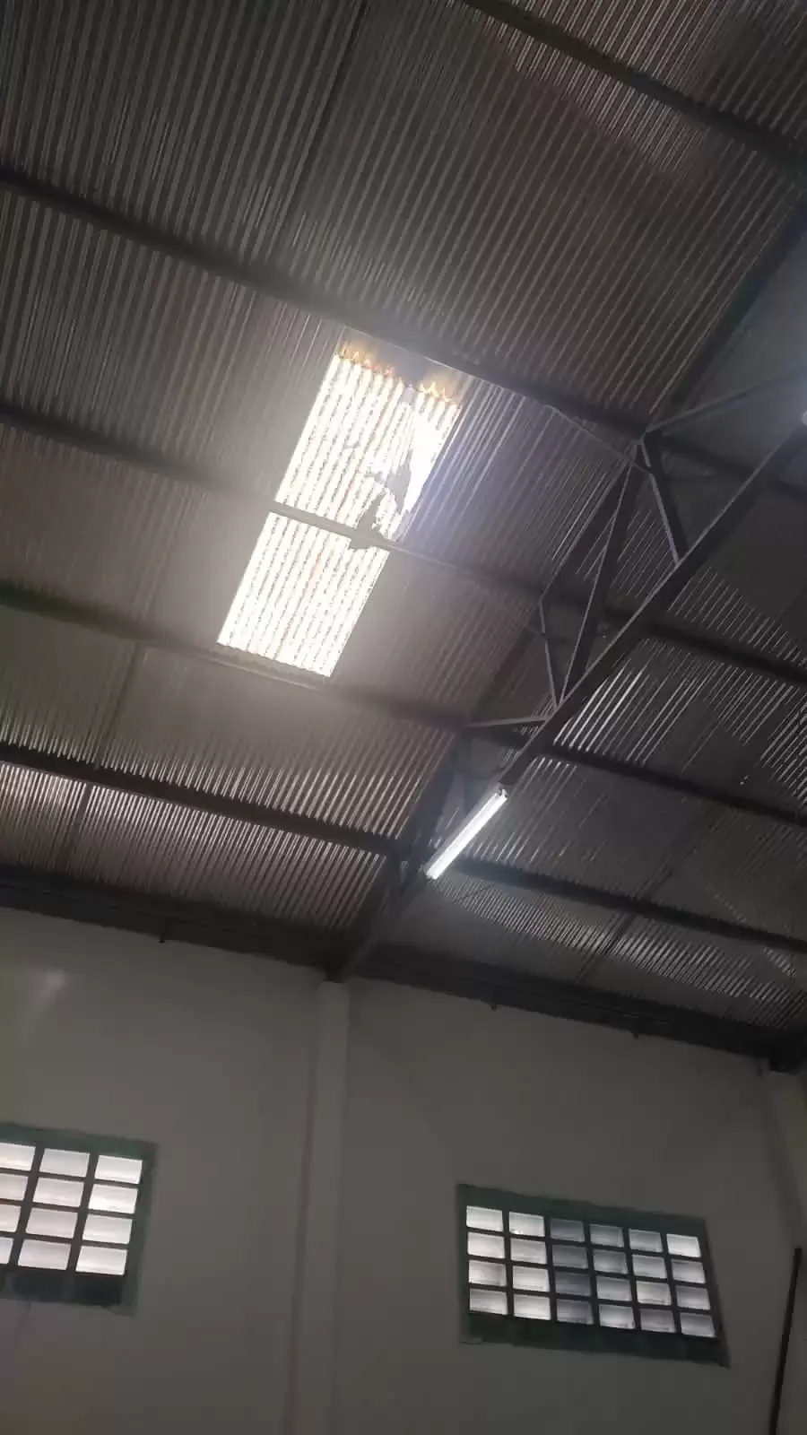 Trabalhador morre ao cair de teto de farmácia enquanto instalava placa solar