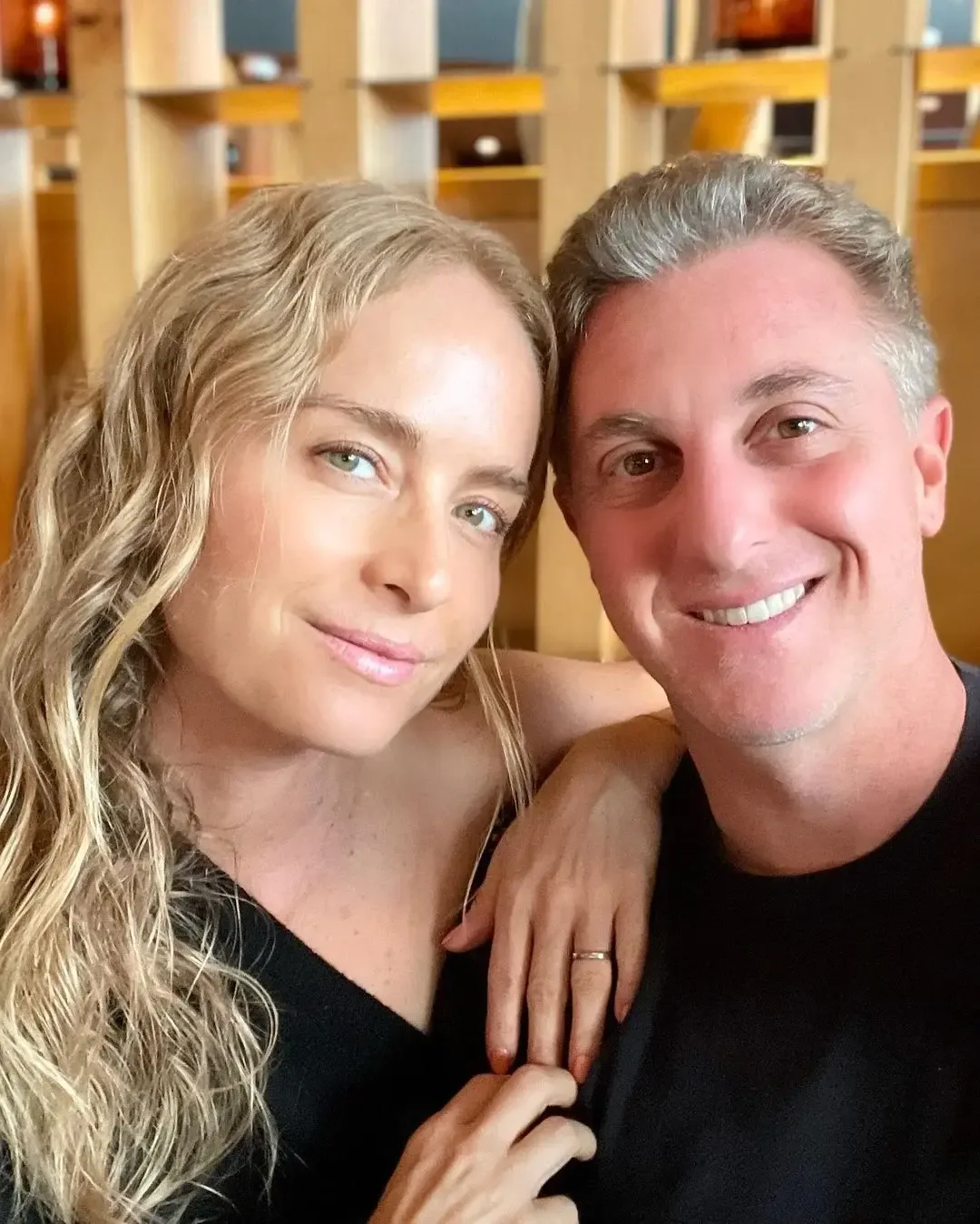 Angélica fala sobre o casamento e diz usar brinquedos eróticos com Luciano Huck
