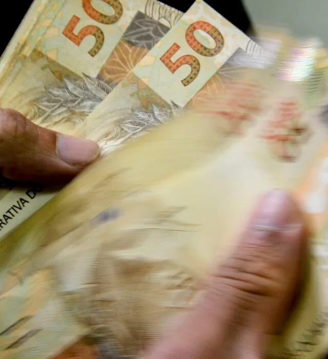 Décimo terceiro: primeira parcela deve ser paga até esta quinta-feira (30)