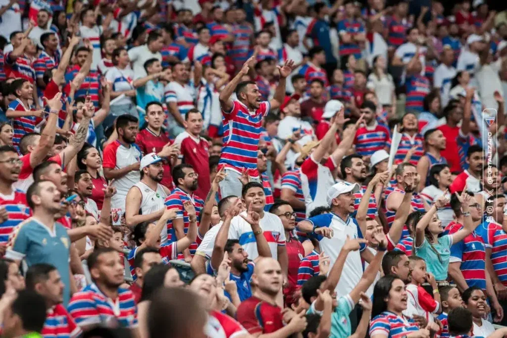 Conmebol multa Fortaleza em cinco mil dólares por uso de bandeirinhas na festa da torcida; entenda o caso