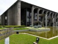 Ministério da Justiça abre processo contra Shopee e Magazine Luiza por conteúdo falso