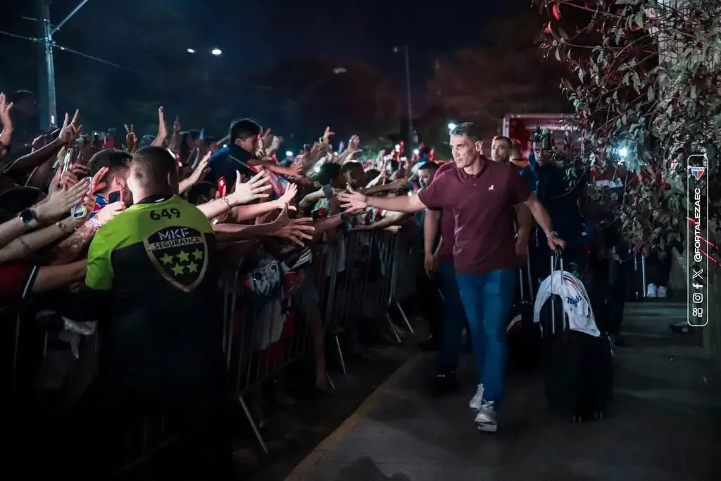 Torcida faz recepção de campeões para o time do Fortaleza na volta do Uruguai
