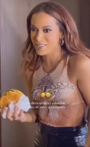 Anitta come hambúrguer e compartilha momento em que brinca com a 'dieta'