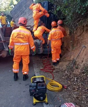 Motorista fica preso às ferragens de caminhão após colidir com uma barreira