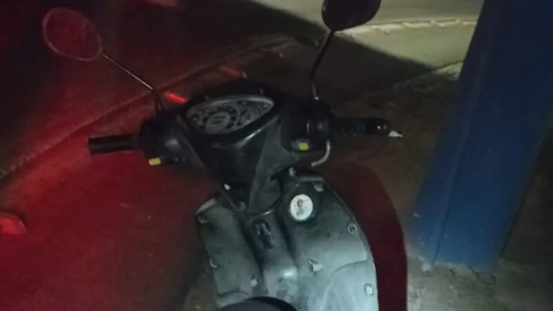 "Culpa do cachorro": jovem pilota moto com placa adulterada