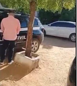 Delegado que agrediu mulher é filmado urinando em viatura da Polícia Civil no interior do Ceará