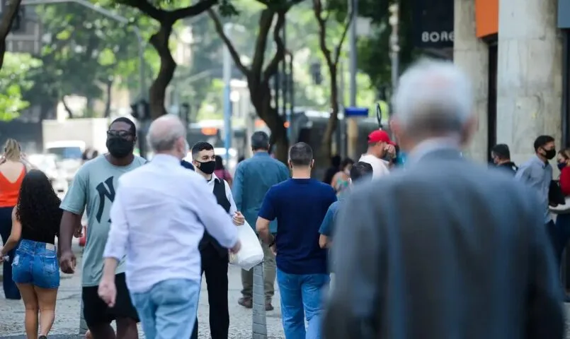 Expectativa de vida do brasileiro aumenta para 75,5 anos, mas permanece abaixo do nível pré-pandemia