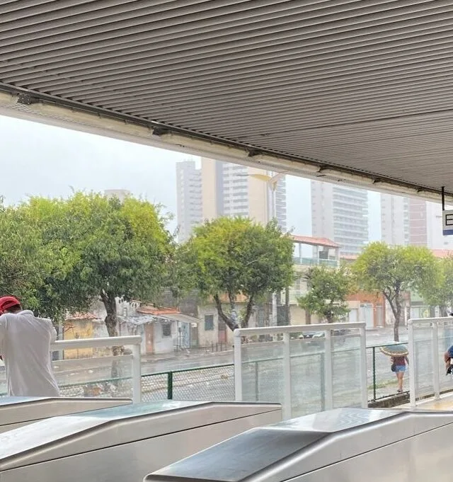 Fortaleza amanhece com forte chuva nesta terça-feira (28)