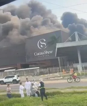 Incêndio de grandes proporções atinge fábrica da Cacau Show em Linhares, no Espírito Santo