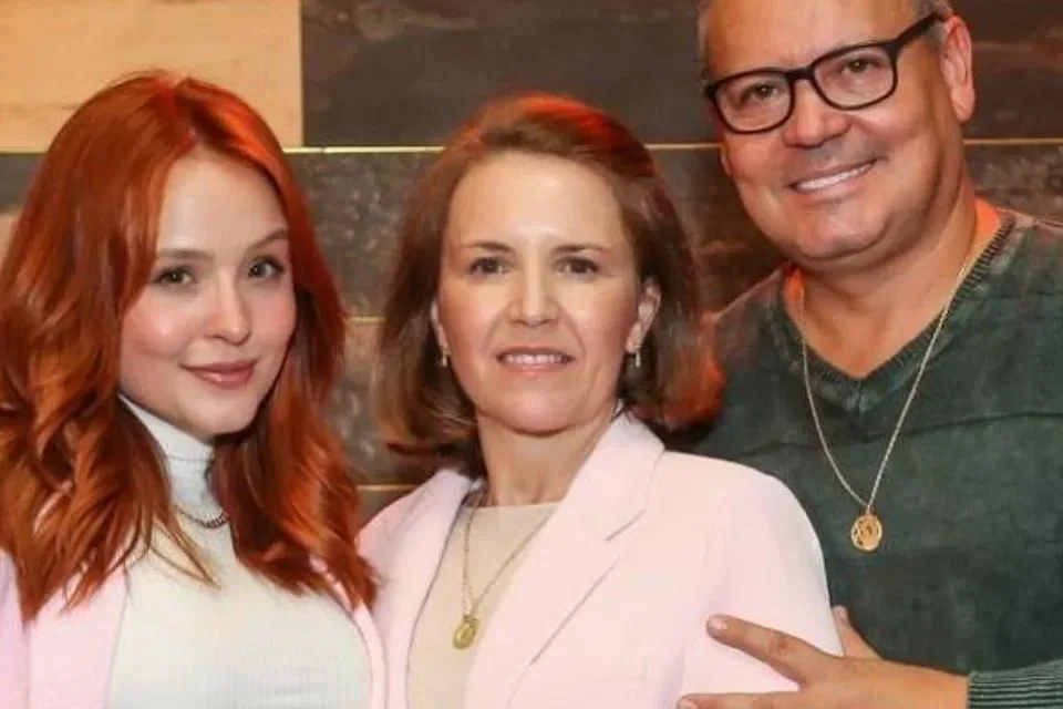 Larissa Manoela aciona Justiça para rescindir contrato vitalício feito pelos pais com gravadora