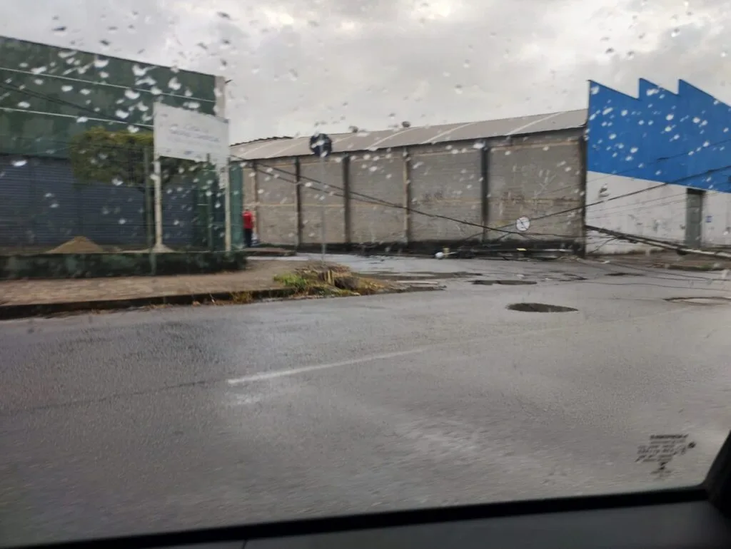 Caminhão arrasta fios de energia e ocasiona queda de postes em Fortaleza