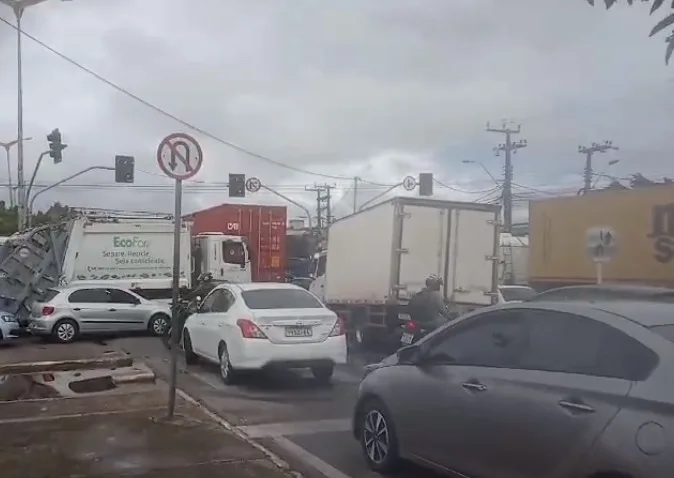 Semáforos apagados e alagamentos são registrados em manhã de chuva em Fortaleza