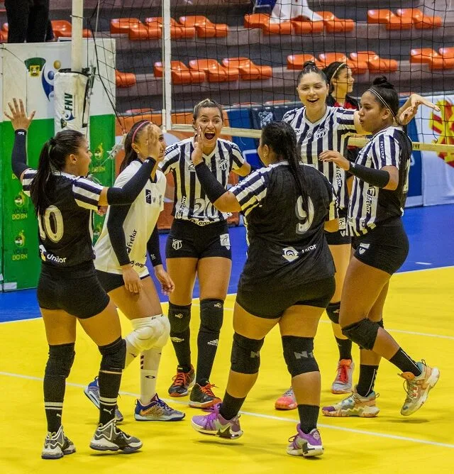 Time feminino de vôlei do Ceará estreia na Superliga C com vitória
