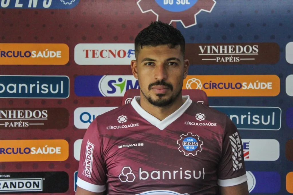 Floresta anuncia a contratação do zagueiro Ricardo Lima, ex-Caxias