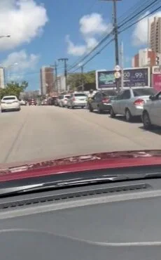 Carros fazem fila para abastecer em posto de combustível em Fortaleza; veja vídeo