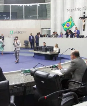 Em meio a protestos de servidores, deputados retornam trabalho na Assembleia Legislativa do Ceará