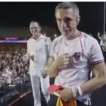 Charles Gavin, do Titãs, usa camisa do Ferroviário no Réveillon de Fortaleza