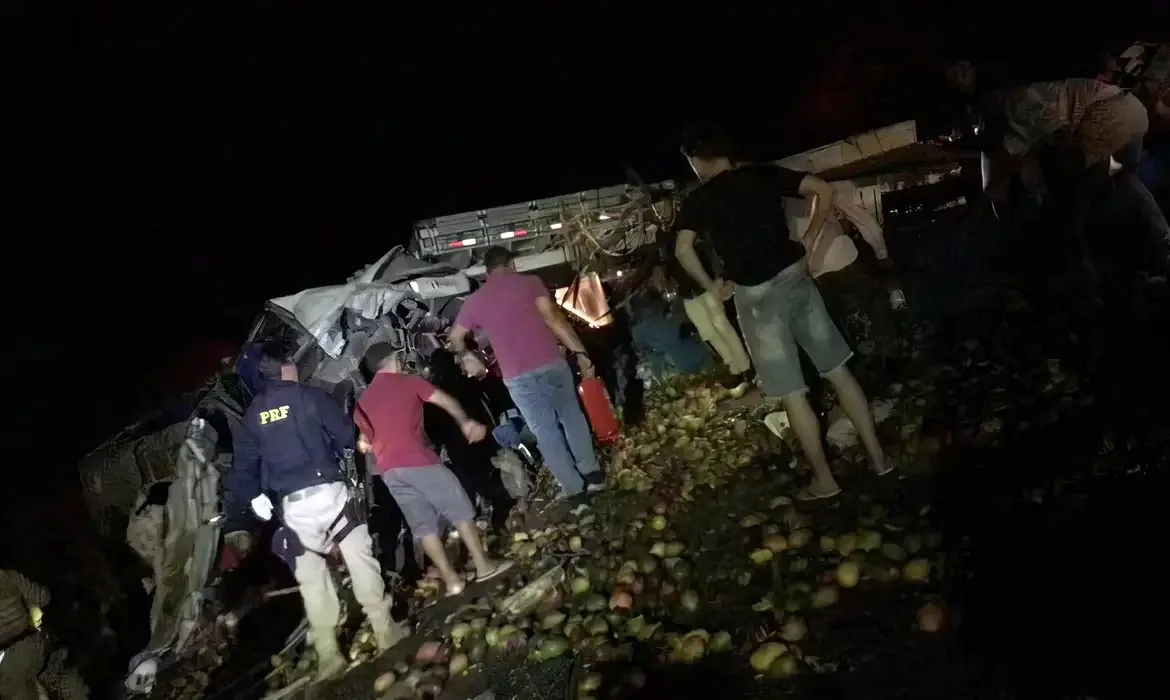 Tragédia na BR-324: colisão entre ônibus e caminhão deixa 25 mortos na Bahia